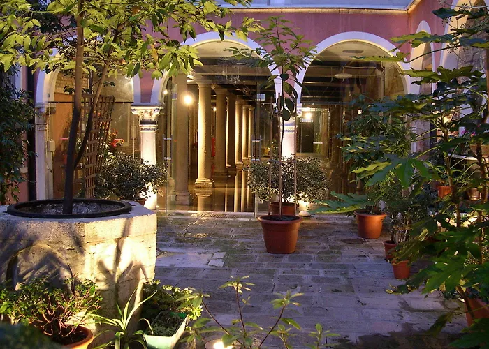 Casa Antico Portego Hotel *